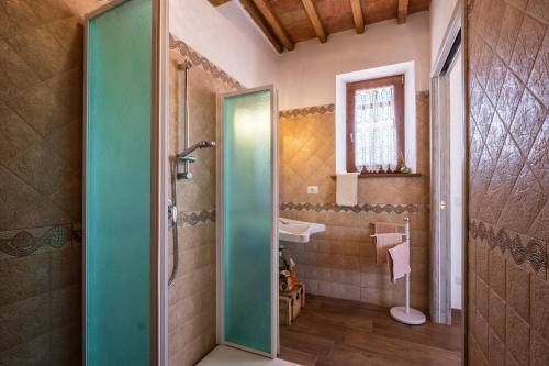 bagno con doccia e porta in vetro di Appartamento Rosso - Monte Crespini a Manciano