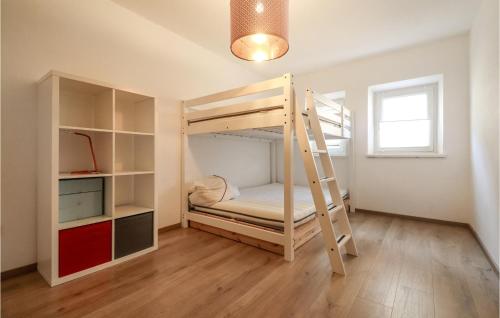 Dviaukštė lova arba lovos apgyvendinimo įstaigoje Cozy Home In Bad Ischl With Wifi