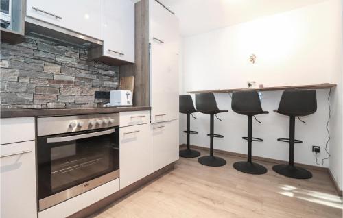 Virtuvė arba virtuvėlė apgyvendinimo įstaigoje Cozy Home In Bad Ischl With Wifi
