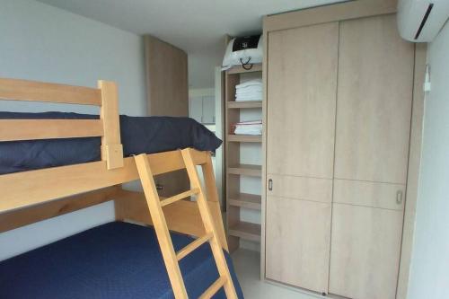 a small bedroom with a bunk bed and a closet at Hermoso Apartamento Ricaurte Peñazul La Morada. in Ricaurte