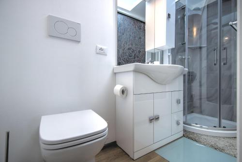 a bathroom with a toilet and a sink and a shower at ARNOLDI-Rooftop in Venice
