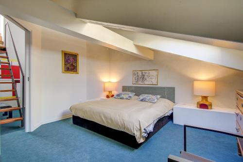 ein Schlafzimmer mit einem großen Bett und einer Treppe in der Unterkunft ARNOLDI-Rooftop in Venedig