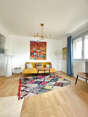 un salon avec un canapé et une table dans l'établissement VILLA MONT SAINT LOUP '' 5 mn des plages du CAP d'AGDE'', à Agde