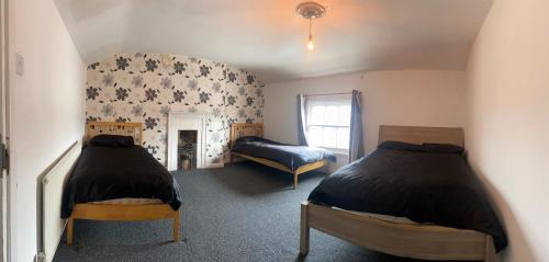 a bedroom with two beds in a room at Southgate Lodge - Single/Twin, Double and Family rooms in Kings Lynn
