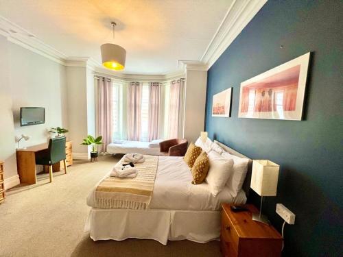- une chambre avec un lit et un bureau dans l'établissement The Silver How, à Bournemouth