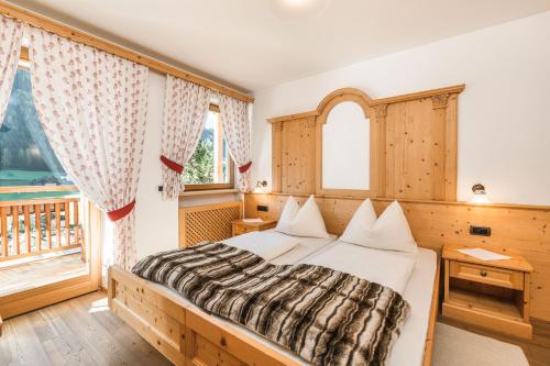 Un pat sau paturi într-o cameră la Residence Cesa Ladina