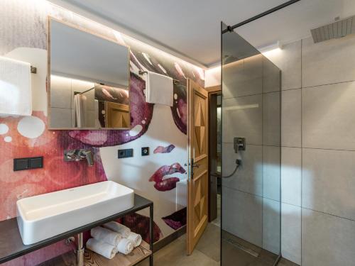 ein Bad mit einem Waschbecken und einer Dusche in der Unterkunft Ferienhaus Rauter in Oberndorf in Tirol