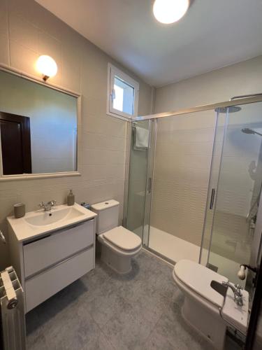 Haizea في باكيو: حمام مع مرحاض ومغسلة ودش