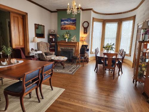 ラディントンにあるThe Fresh Coast Inn at Ludingtonのテーブルと椅子のあるリビングルームとダイニングルーム