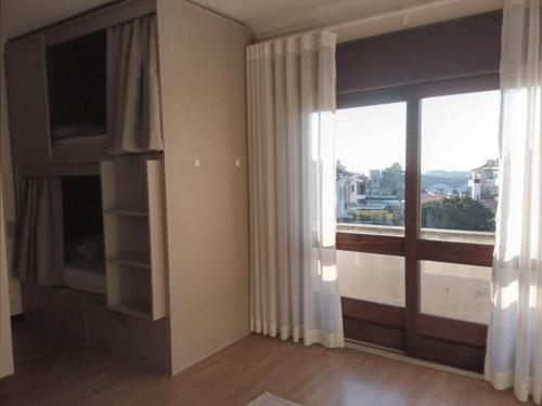 ein Wohnzimmer mit einem großen Fenster mit Aussicht in der Unterkunft Hostel Summer House in Vila Nova de Gaia