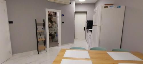 Μια τηλεόραση ή/και κέντρο ψυχαγωγίας στο מלון דירות על הים בת ים 39