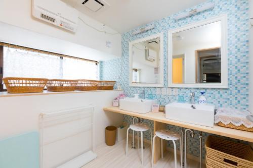 baño con 2 lavabos y encimera con taburetes en Yoshino-gun - House / Vacation STAY 36600, en Yoshino