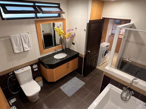 Bilik mandi di Pattaya Condo Wongamat Privacy Resort - Naklua