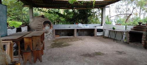 eine Außenküche mit einem Herd und einem Backofen in der Unterkunft ECOHUERTO in Ibarra
