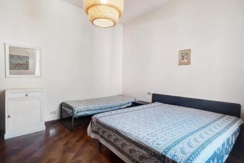 a small bedroom with two beds and a table at Bilocale il Castello con parcheggio in Bonassola