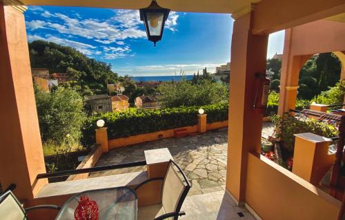 una vista desde el balcón de una casa en Aphrodite Apartments, en Agios Gordios