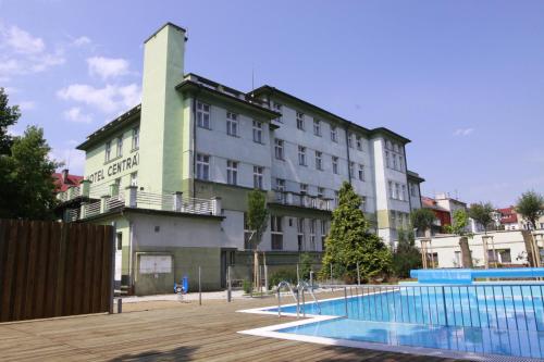 クラトビにあるWellness Hotel Centralの建物の前にプールがあるホテル