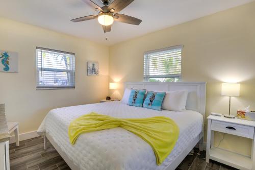 Postel nebo postele na pokoji v ubytování Siesta Key Dream Inn Vacation Rental Near Village!