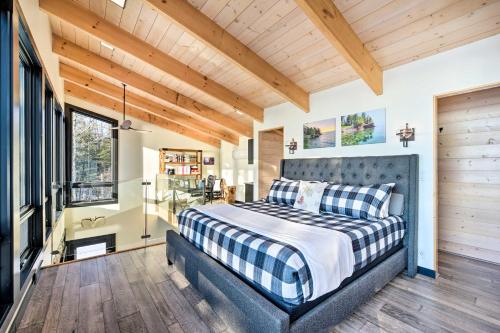 - une chambre avec un lit dans une pièce dotée de plafonds en bois dans l'établissement Waterfront Cabin on Lake Superior with Fire Pit, à Two Harbors