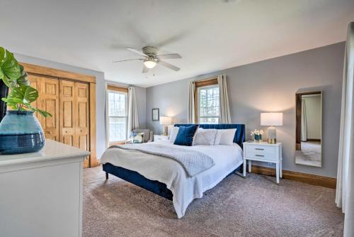 - une chambre avec un lit et un ventilateur de plafond dans l'établissement Gambier Vacation Rental about 5 Mi to Mt Vernon!, à Gambier