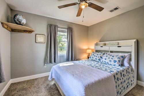 - une chambre avec un lit et un ventilateur de plafond dans l'établissement Fort Walton Vacation Rental with Private Pool!, à Fort Walton Beach