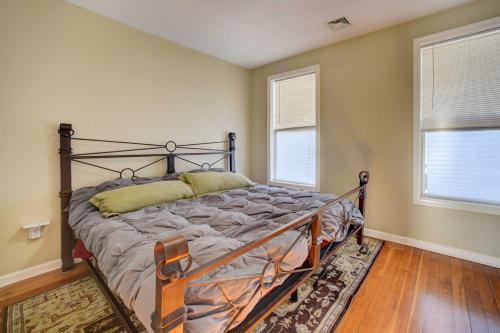 een slaapkamer met een bed in een kamer met 2 ramen bij Cozy Waterford Apartment with Waterfront Views! in Waterford