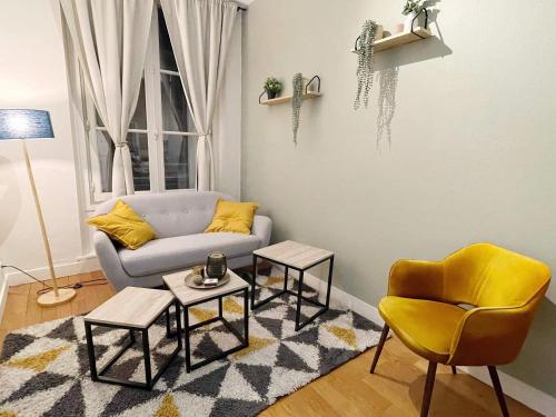 un salon avec un canapé et une chaise dans l'établissement Cosy appartement hyper centre, à Saint-Germain-en-Laye