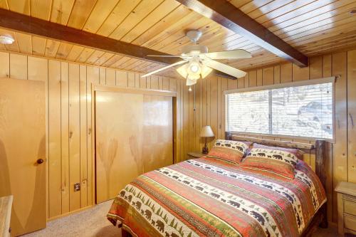 1 dormitorio con 1 cama y ventilador de techo en Scenic Cabin Pine Mountain Club Community!, en Frazier Park