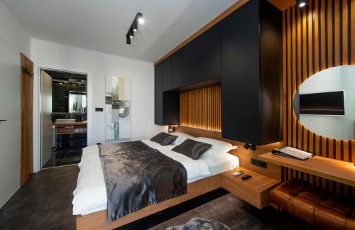 um quarto com uma cama grande e um espelho em Jazine lux apartment E&T em Zadar