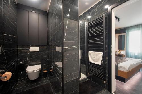 łazienka z prysznicem, toaletą i łóżkiem w obiekcie Jazine lux apartment E&T w mieście Zadar