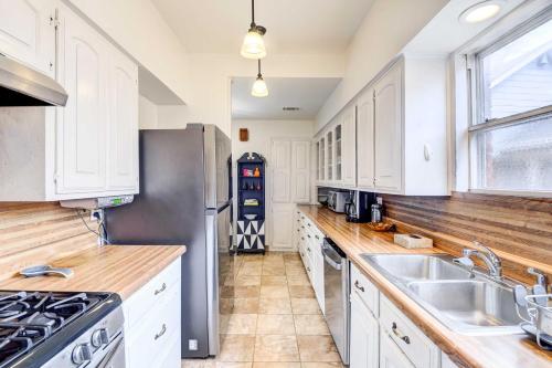 Kuchyň nebo kuchyňský kout v ubytování 7 Mi to Dtwn Dallas Cozy Home with Yard!