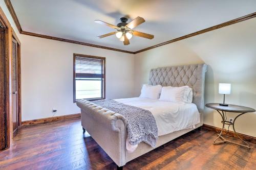 um quarto com uma cama e uma ventoinha de tecto em Pet-Friendly Glendale Home with Pool and Putting Green em Phoenix