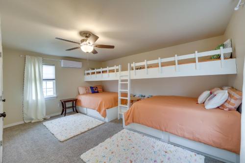 เตียงสองชั้นในห้องที่ Vian Home Near Tenkiller State Park!