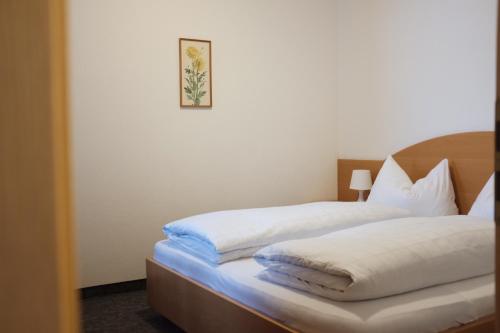 カンポ・トゥーレスにあるGarni Trojerのベッド1台(上に白い枕2つ付)