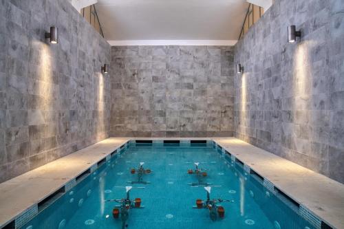 - une grande piscine d'eau bleue dans une chambre dans l'établissement Vichy Thermalia Spa Hôtel, à Fès