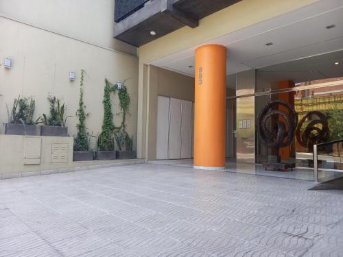 un vestíbulo de un edificio con plantas en la pared en Jade Barrio Sur A Estrenar by Citrino Aparts, en San Miguel de Tucumán