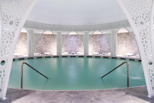 Piscine de l'établissement Vichy Thermalia Spa Hôtel ou située à proximité