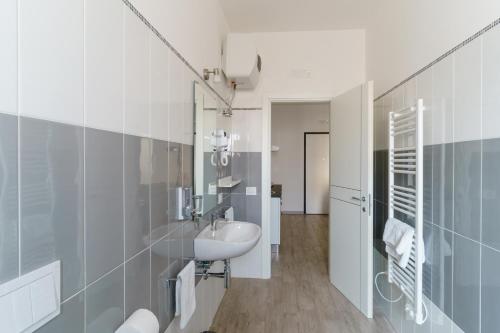 bagno con lavandino e specchio di Le Marine Apartments a Bisceglie