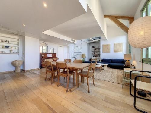 une salle à manger et un salon avec une table et des chaises dans l'établissement Nestor&Jeeves - NICE TO MEET YOU - Central - Top floor, à Nice