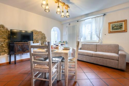 sala de estar con mesa y sofá en Villa Marino, en San Baronto
