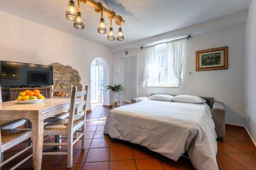 - une chambre avec un lit, une table et une télévision dans l'établissement Villa Marino, à San Baronto