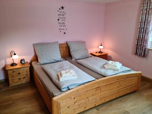 1 dormitorio con 1 cama con 2 toallas en Ferienhaus am Bach, en Riedenburg