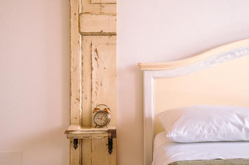 a bedroom with a bed and a clock on a table at Venice's neighbor Home in Mirano