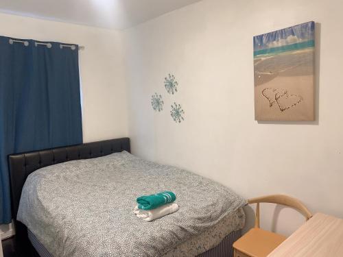 Postel nebo postele na pokoji v ubytování Cozy Rowhouse Next JHH