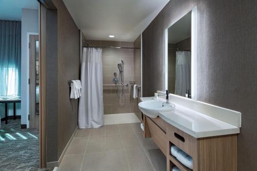 y baño con lavabo blanco y ducha. en SpringHill Suites by Marriott Austin Northwest Research Blvd, en Austin