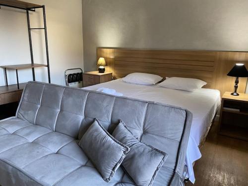 1 dormitorio con 1 cama grande y 1 sofá en Encantador Apto na Beira do Lago!, en Brasilia
