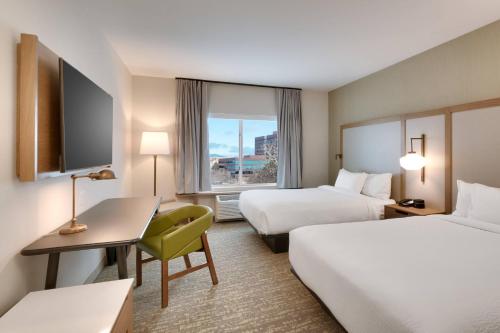 een hotelkamer met 2 bedden en een bureau bij Fairfield Inn & Suites by Marriott Denver West/Federal Center in Lakewood