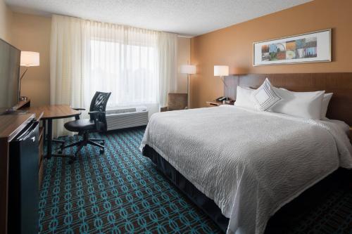 Habitación de hotel con cama y escritorio en Fairfield Inn by Marriott Loveland Fort Collins en Loveland