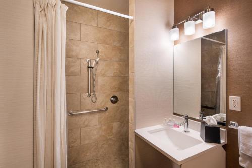 y baño con lavabo y ducha. en Fairfield Inn by Marriott Loveland Fort Collins en Loveland