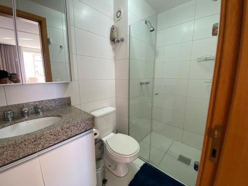 La salle de bains est pourvue d'une douche, de toilettes et d'un lavabo. dans l'établissement Incrível Apto DF Plaza com vista, à Brasilia